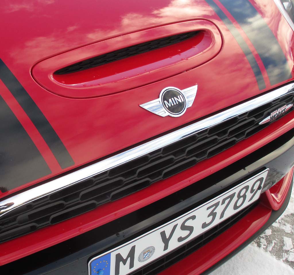 Mini John Cooper Works Clubman: Blick auf die Front mit Markenlogo und Lufthutze darüber.