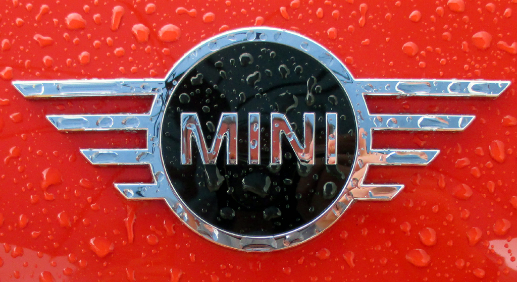 Mini: Das neue Markenlogo wirkt noch klarer herausgearbeitet.