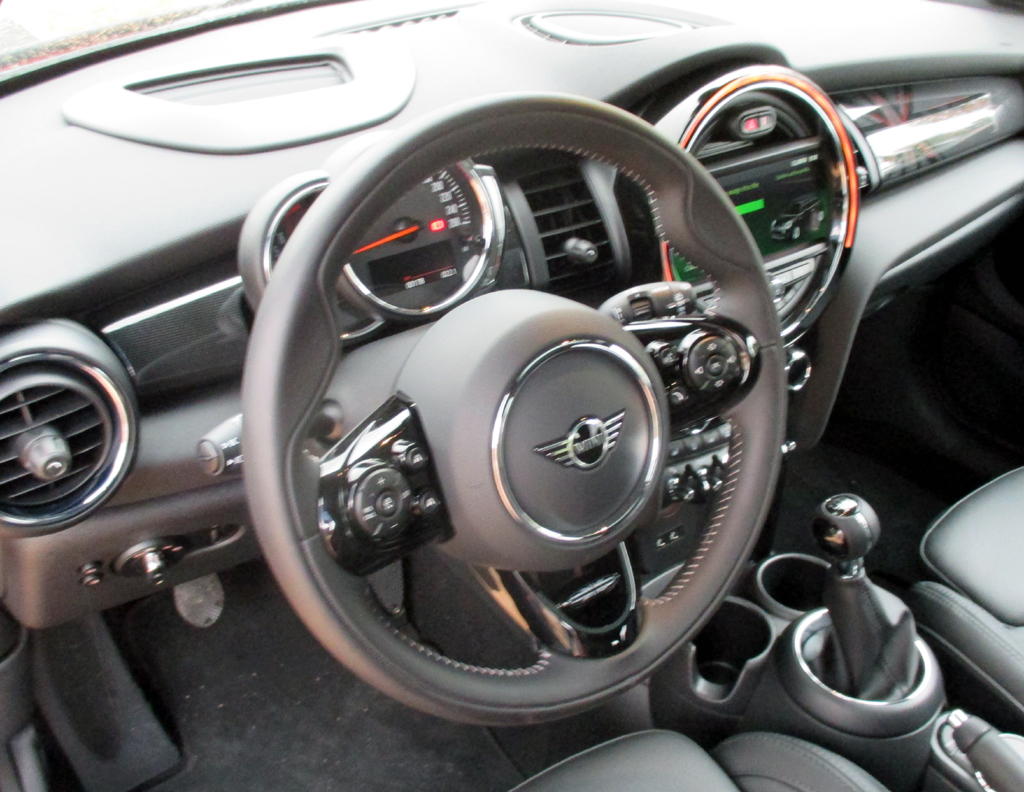 Mini: Blick ins sportlich-funktionelle Cockpit.
