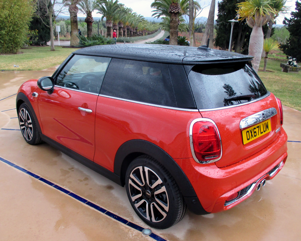 Mini: Heck-/Seitenansicht mit Rückleuchten im Union-Jack-Design..