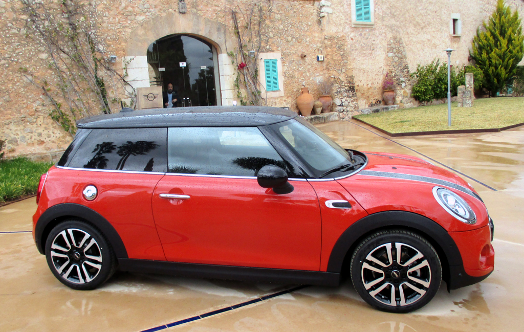 Mini: Und so sieht die aktualisierte Auflage, hier der Dreitürer, von der Seite aus.