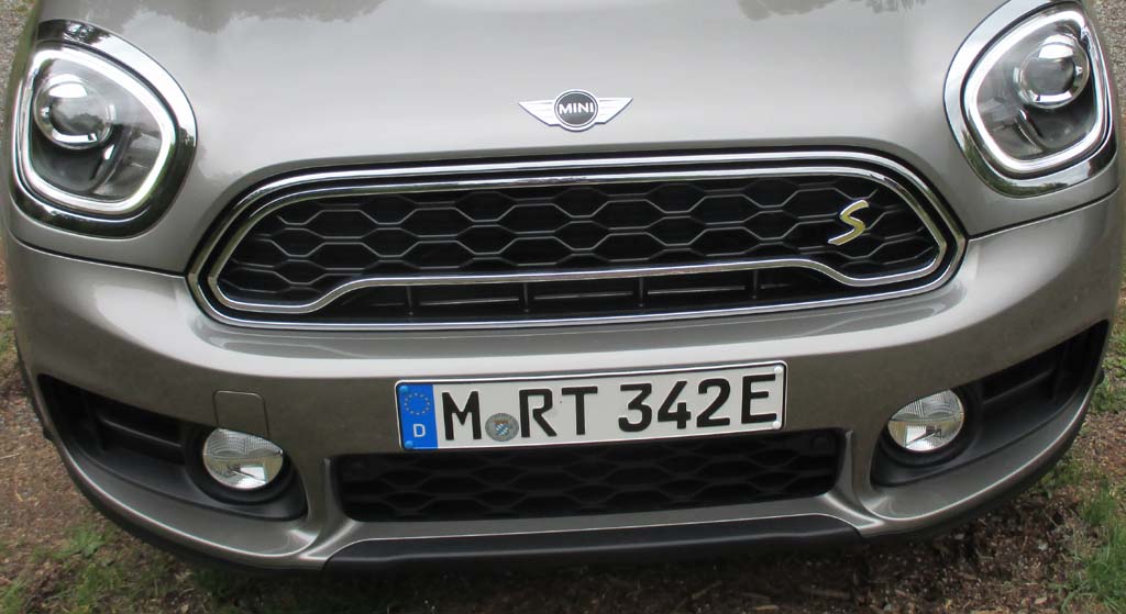 Mini Cooper SE Countryman All4: Blick auf die Frontpartie.