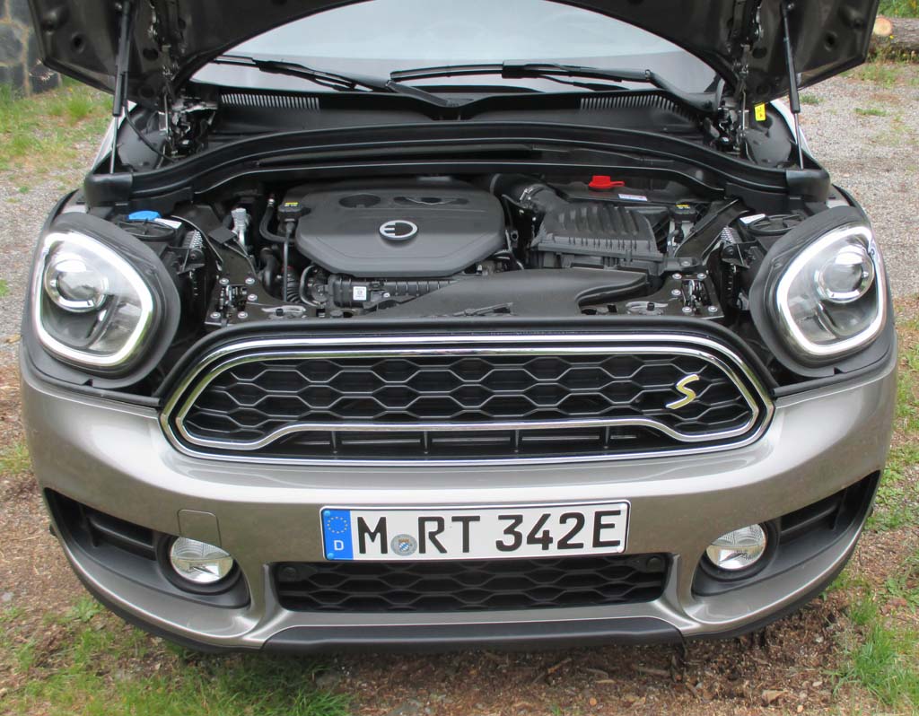 Mini Cooper SE Countryman All4: Blick unter die Haube auf den 136-PS-Turbobenziner.