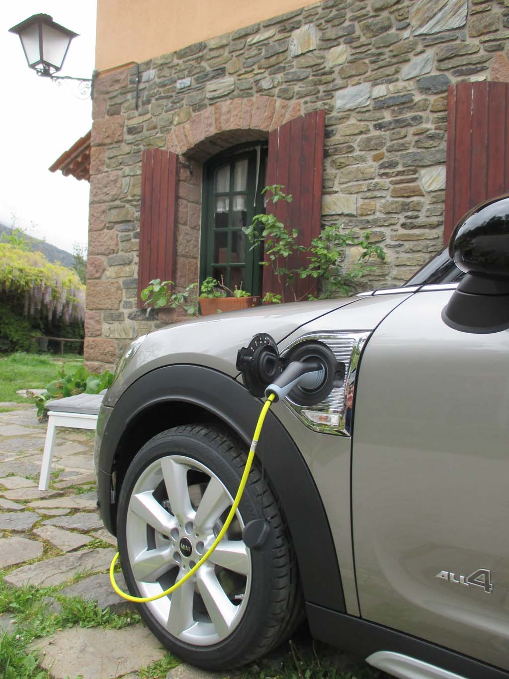 Mini Cooper SE Countryman All4: Der Anschluss zur Ladesteckdose ist vorn links.