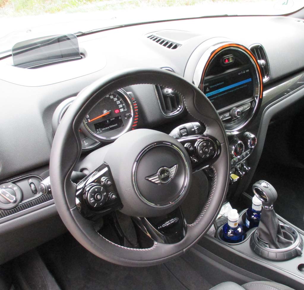 Mini Cooper SE Countryman All4: Blick ins Mini-typische Cockpit.