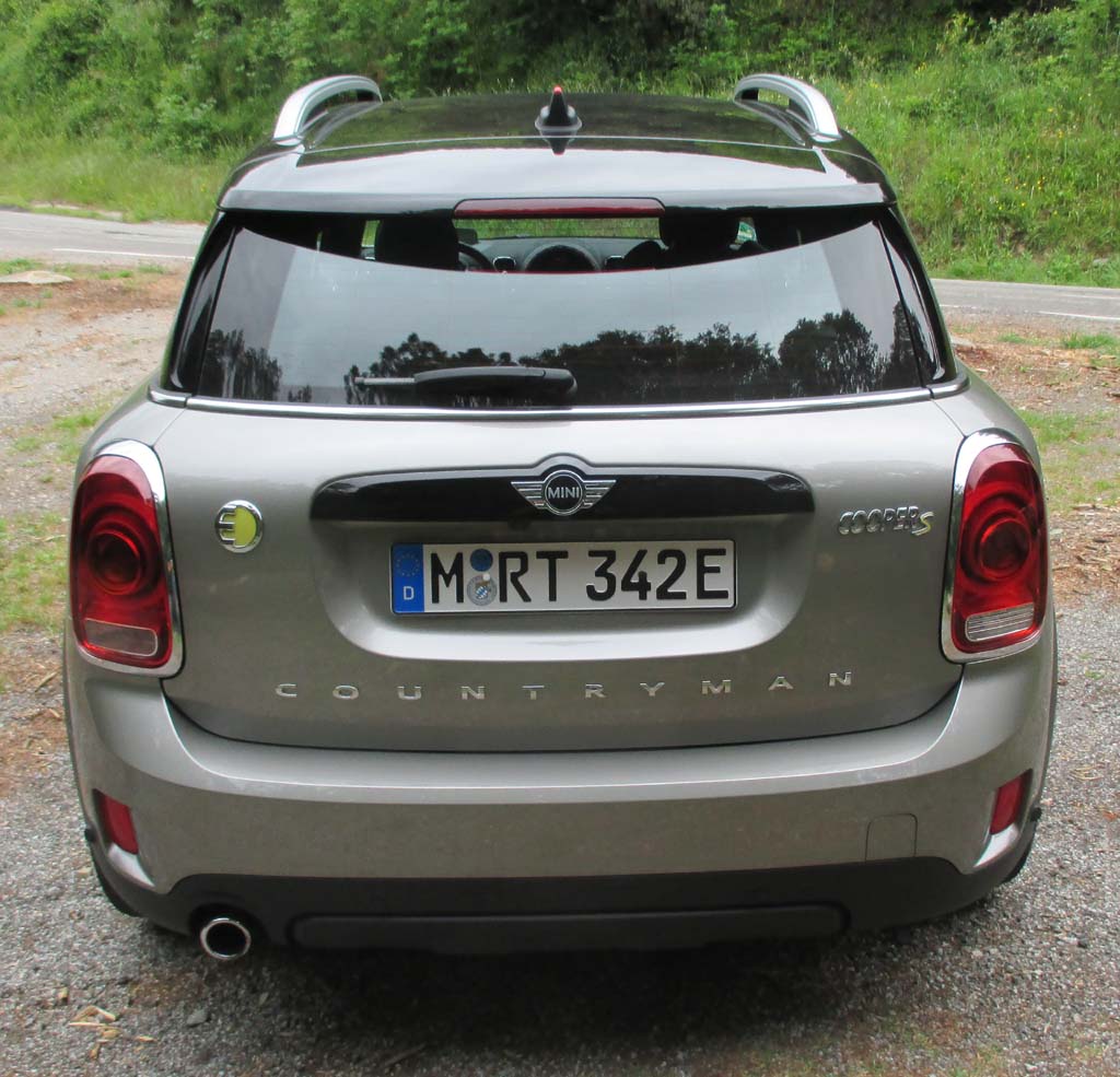Mini Cooper SE Countryman All4: Blick auf die Heckpartie.