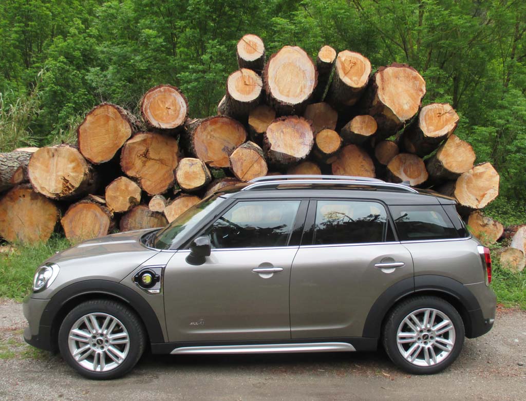 Mini Cooper SE Countryman All4: Und so sieht der Teilzeitstromer von der Seite aus.