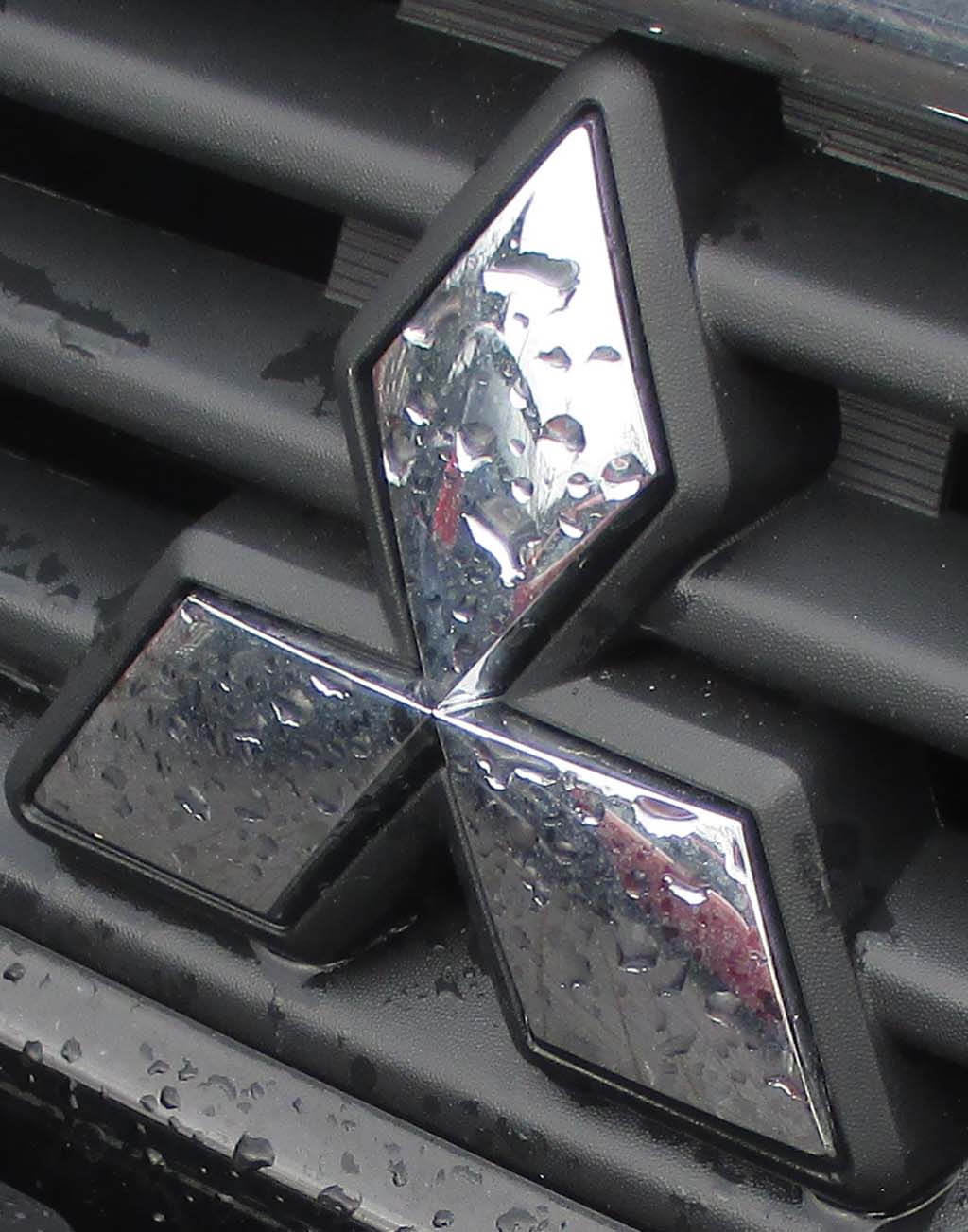 Mitsubishi ASX: Das Markenlogo sitzt vorn im Kühlergrill.