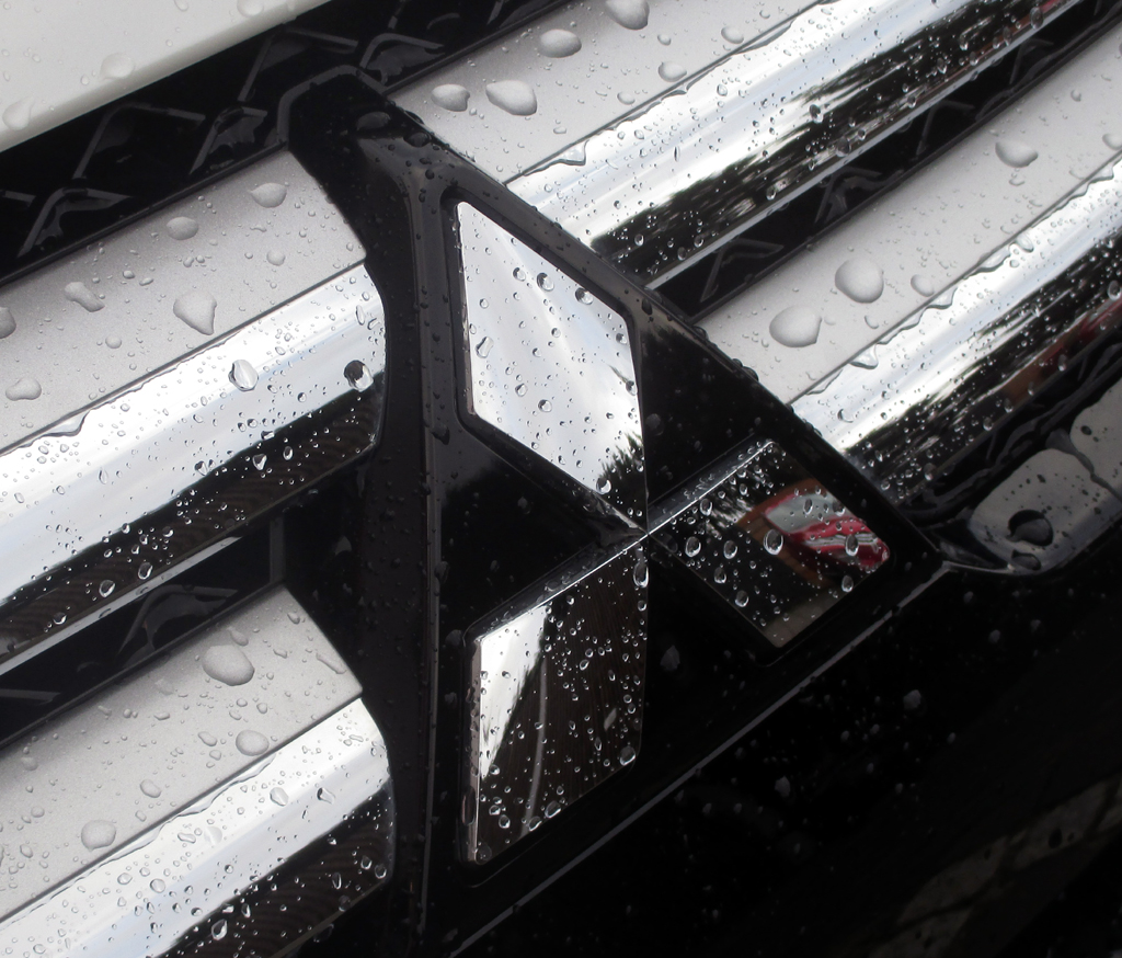Mitsubishi Eclipse Cross: Das Markenlogo sitzt vorn im Kühlergrill. 