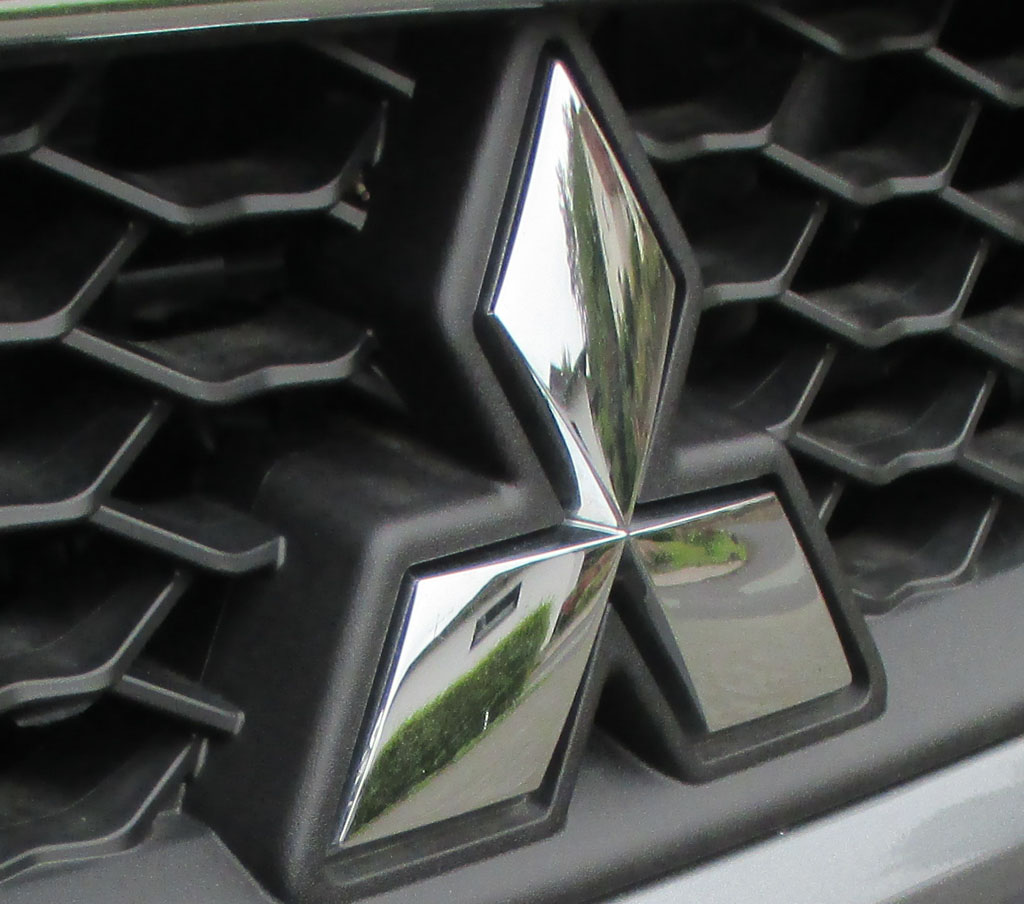 Mitsubishi Lancer: Das Markenlogo sitzt vorn im Kühlergrill.