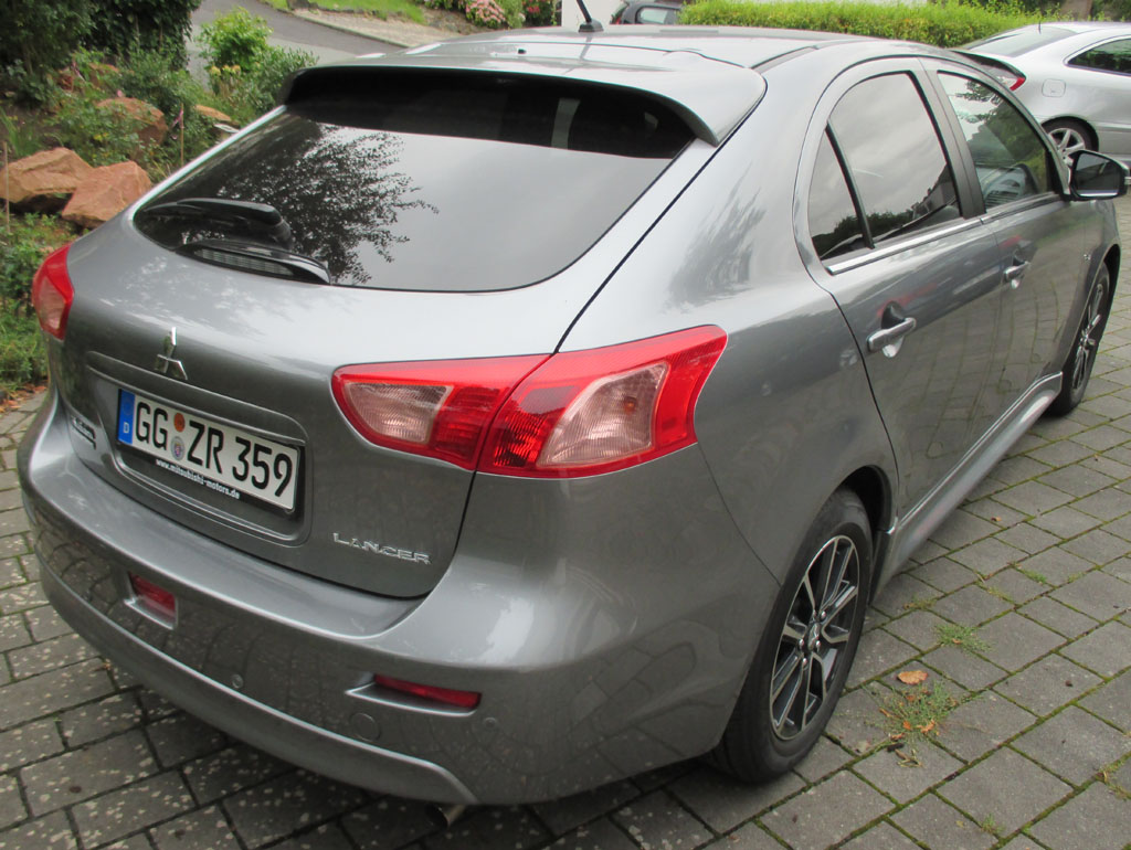 Mitsubishi Lancer: Heck-/Seitenansicht.