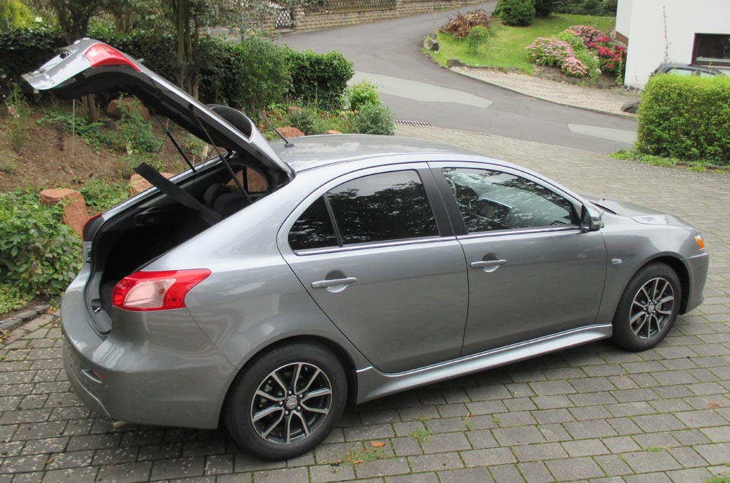 Mitsubishi Lancer: Das Gepäckabteil fasst erweiterbare 400 Liter.