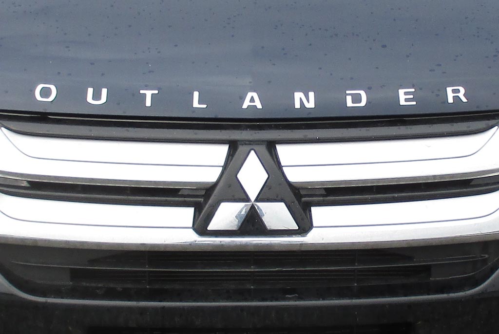 Mitsubishi Outlander: Blick auf das Markenlogo an der Frontpartie.