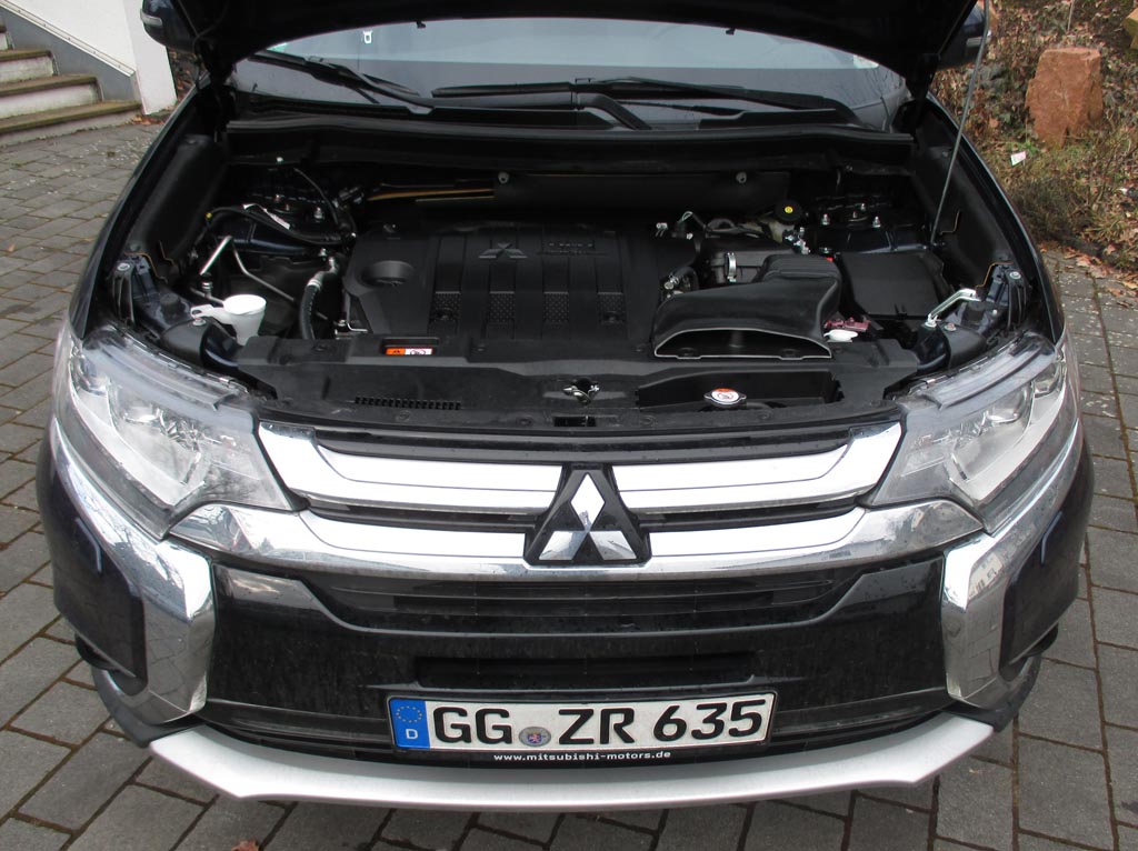 Mitsubishi Outlander: Blick unter die Haube auf den 2,2-Liter-Selbstzünder.