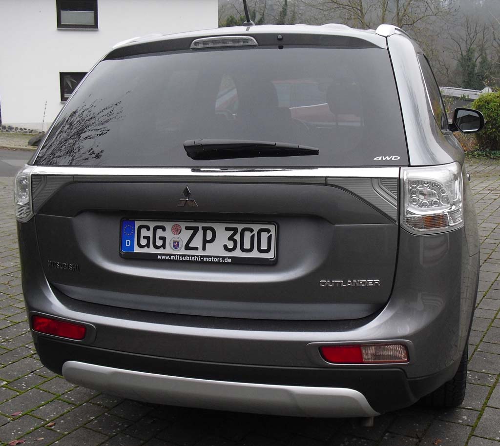 Mitsubishi Outlander: Blick auf die Heckpartie eines nur farblich anderen Modells.