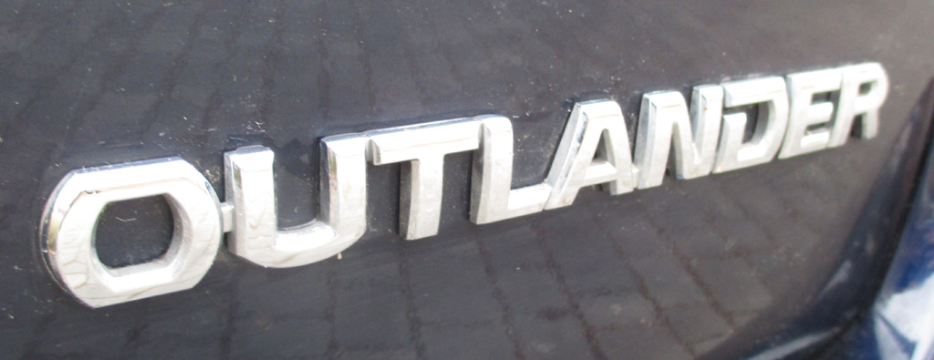 Mitsubishi Outlander: Blick auf den Modellschriftzug am Heck.