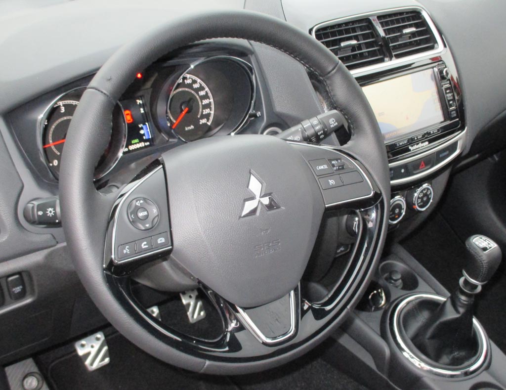 Mitsubishi ASX: Blick ins noch recht übersichtliche Cockpit.