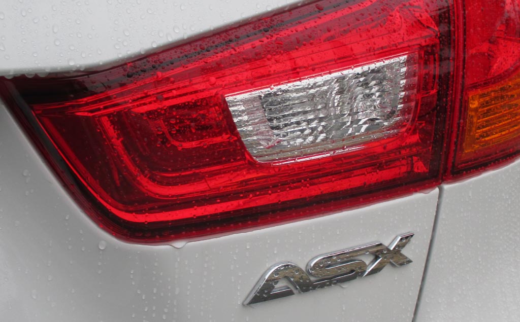 Mitsubishi ASX: Moderne Leuchteinheit hinten mit Modellkennung.