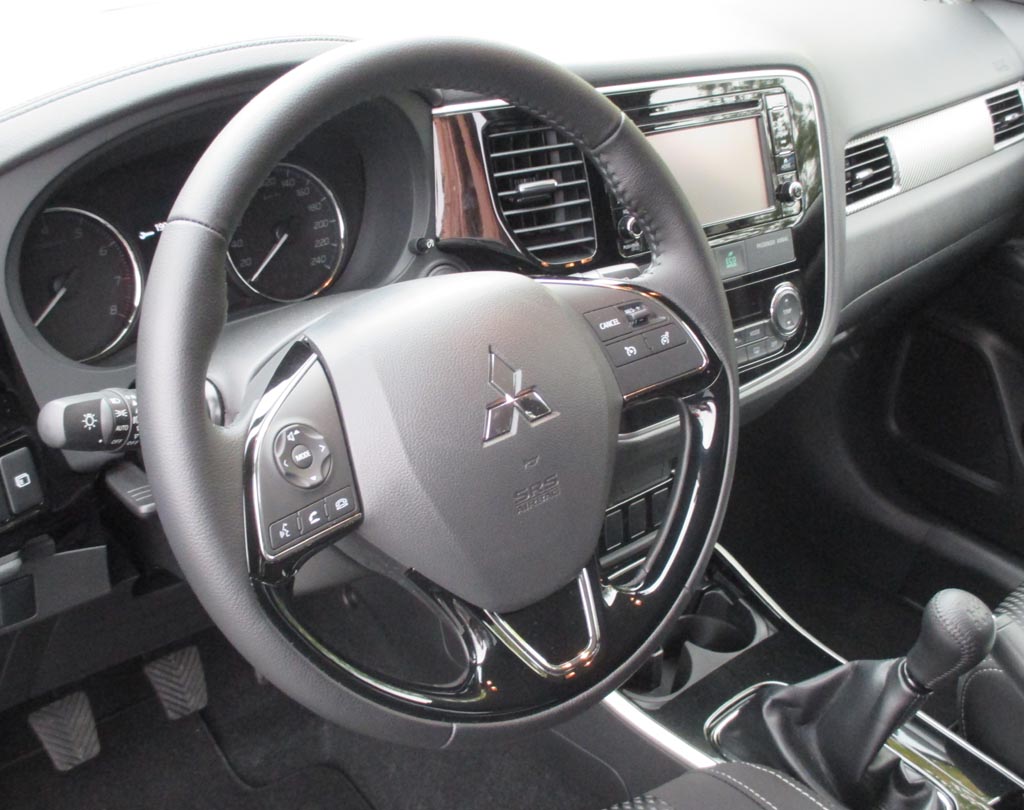 Mitsubishi Outlander: Blick ins ebenfalls noch recht übersichtliche Cockpit.