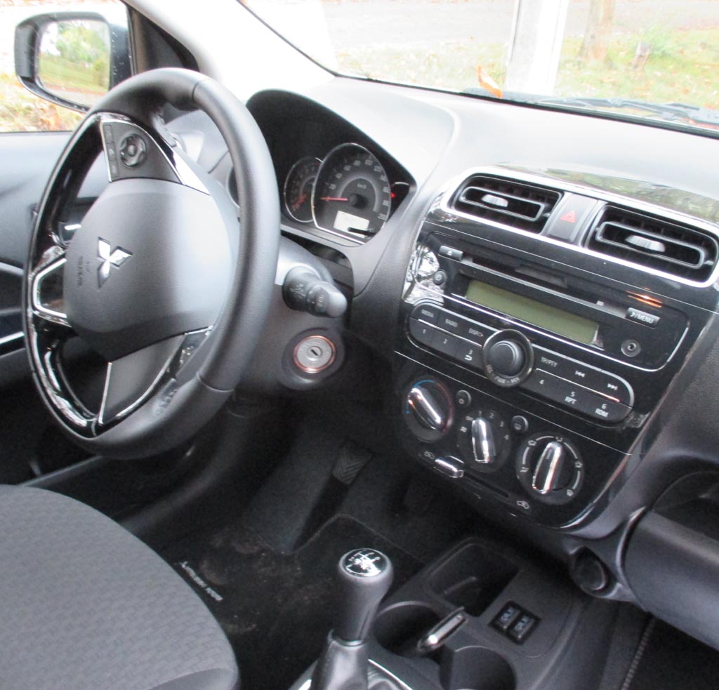 Mitsubishi Süace Star: Blick ins Cockpit, das auf das Wesentlichste reduziert ist.