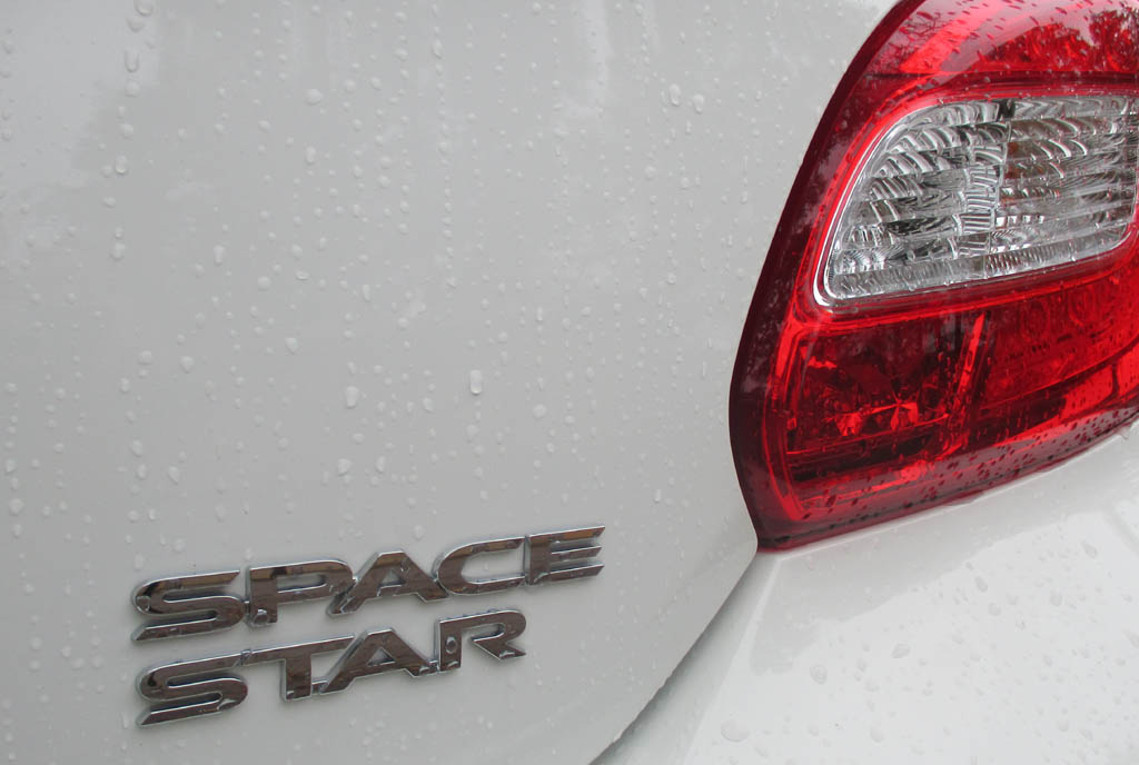 Mitsubishi Space-Star: Moderne Leuchteinheit hinten mit Modellschriftzug.