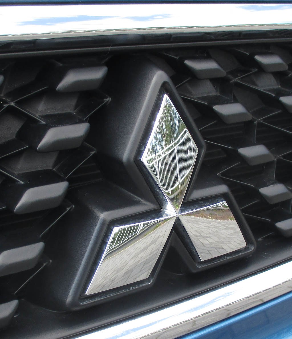 Mitsubishi Space Star: Das Markenemblem sitzt vorn im Kühlergrill.