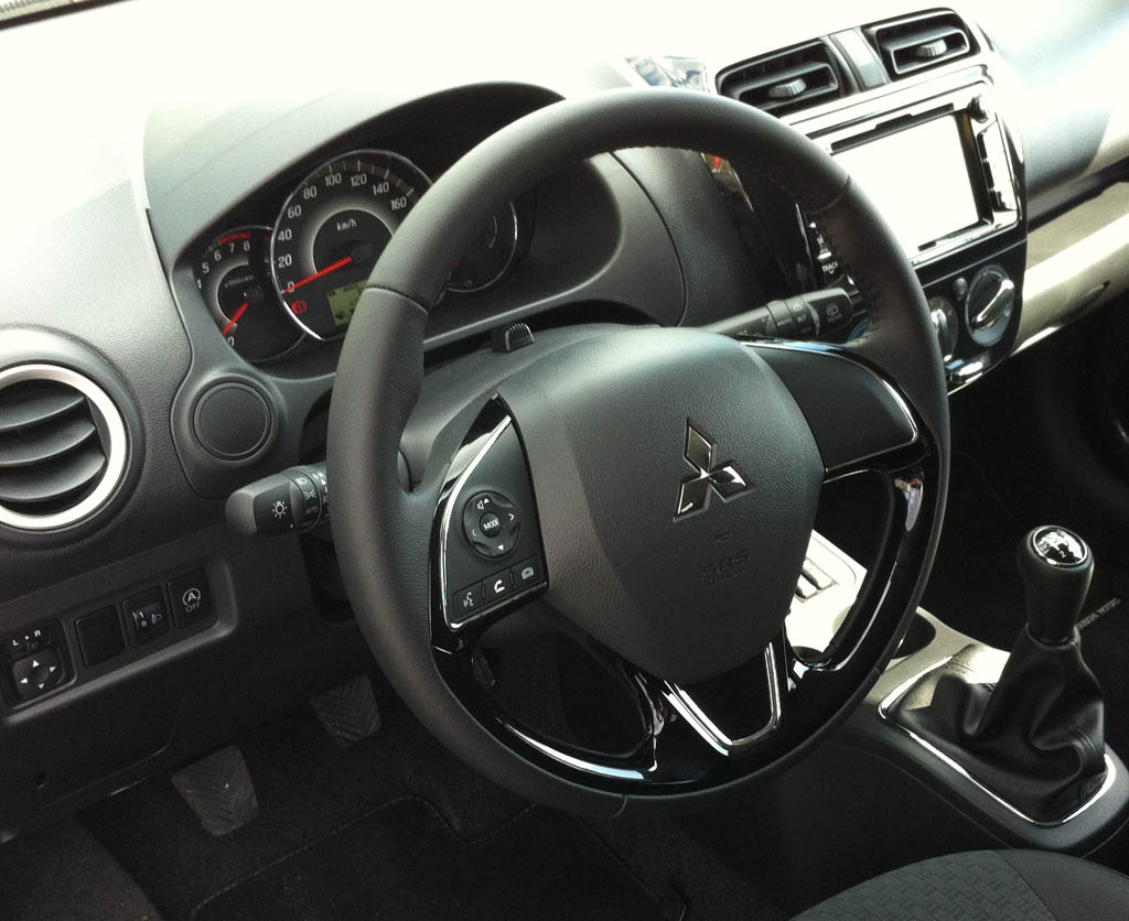 Mitsubishi Space Star: Blick ins auch weiterhin schnörkellose Cockpit.