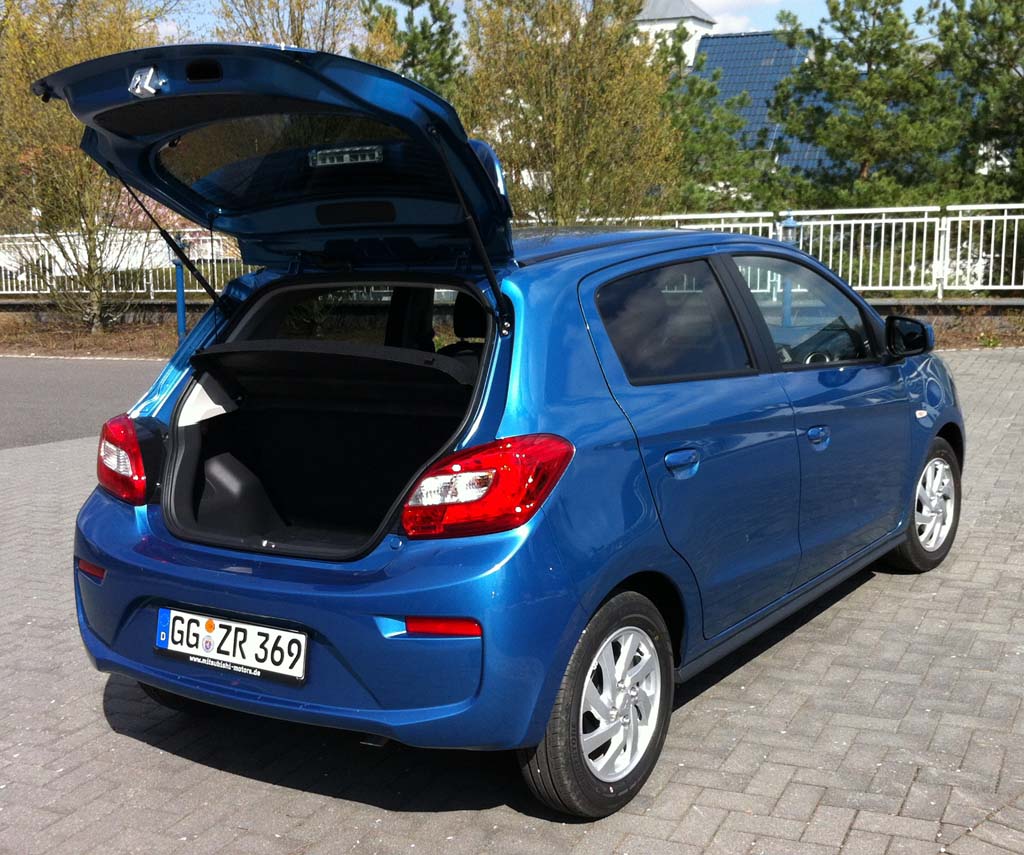 Mitsubishi Space Star: Das Gepäckabteil fasst 235/209 bis 912/881 Liter.  