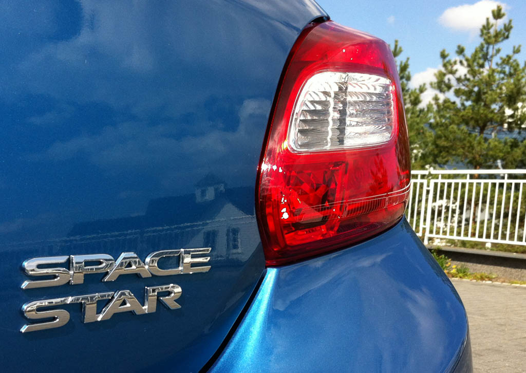 Mitsubishi Space Star: Moderne Leuchteinheit hinten mit Modellschriftzug.