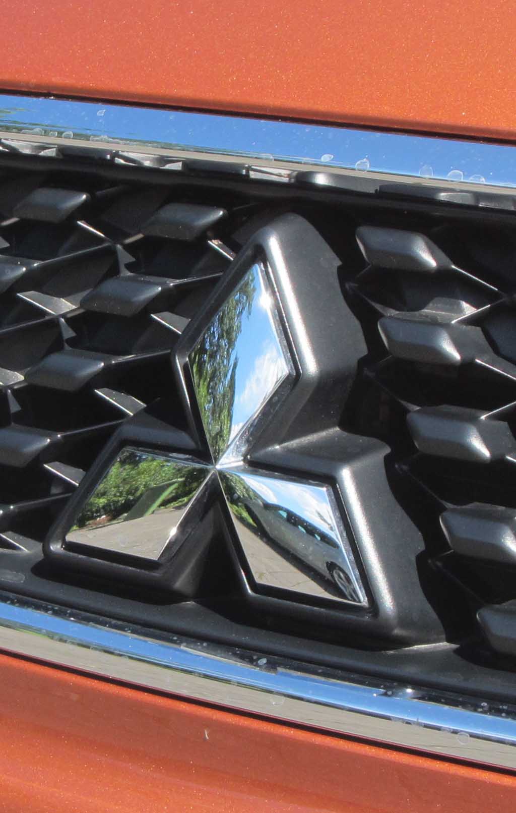 Mitsubishi Space Star: Das Markenlogo sitzt vorn im Kühlergrill.