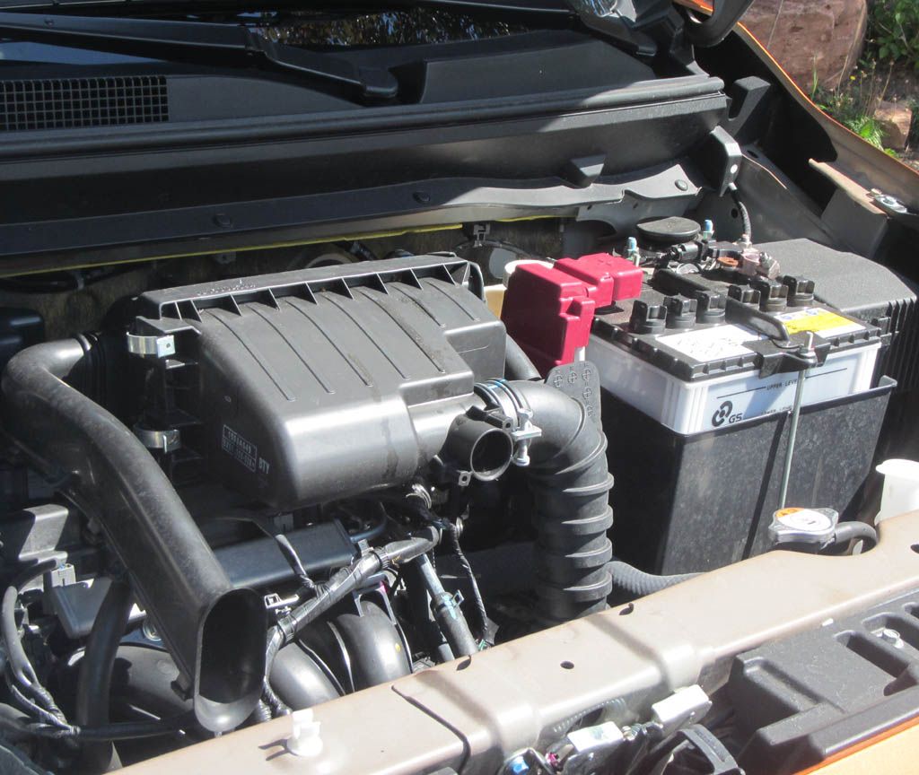 Mitsubishi Space Star: Blick unter die Haube auf den 1,2-Liter-Dreizylinder.