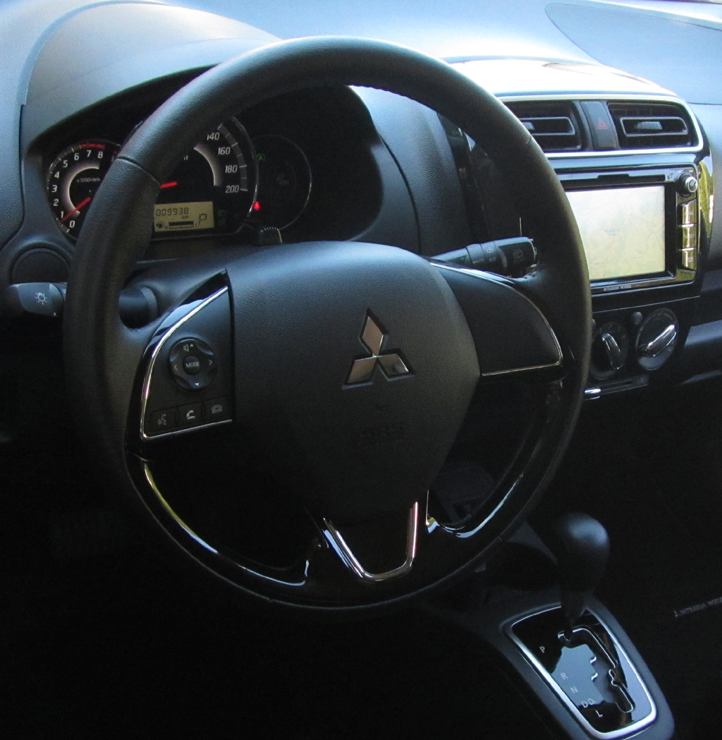 Mitsubishi Space Star: Das Cockpit bleibt auf das Wesentlichste beschränkt.