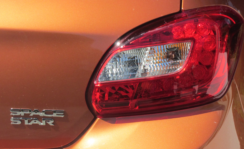 Mitsubishi Space Star: Moderne Leuchteinheit hinten mit Modellschriftzug.