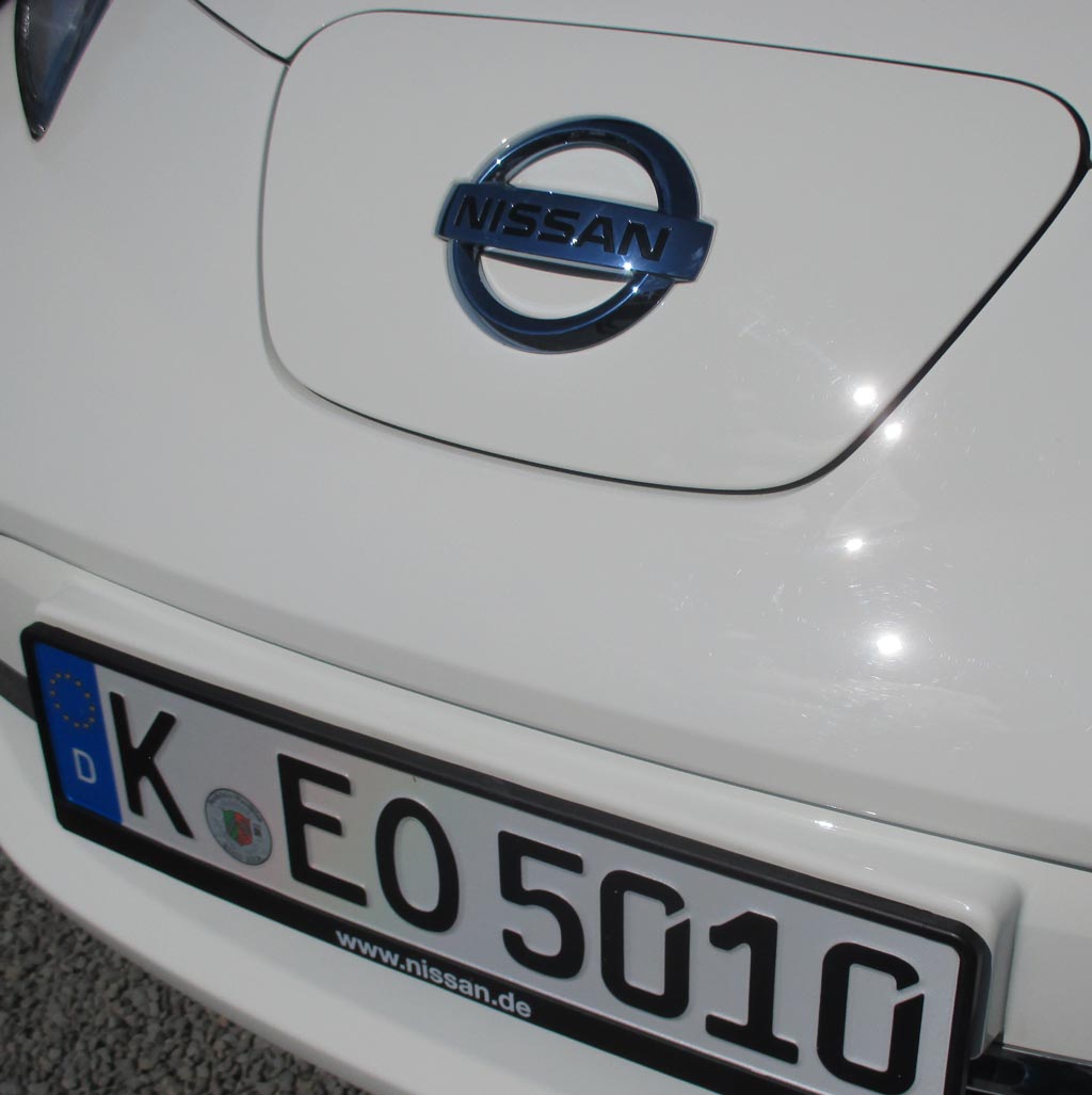Nissan Leaf: Hinter der Klappe mit dem Markenlogo verbirgt sich der Ladeanschluss.