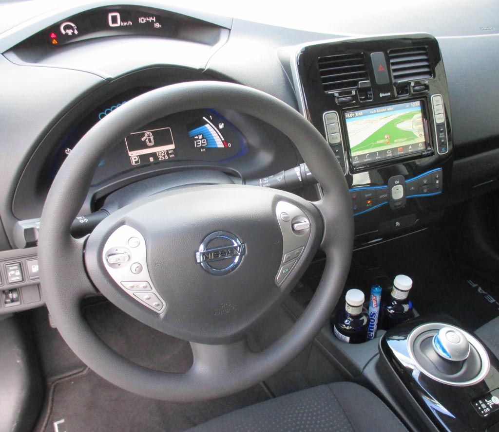 Nissan Leaf: Blick ins recht übersichtliche Cockpit.