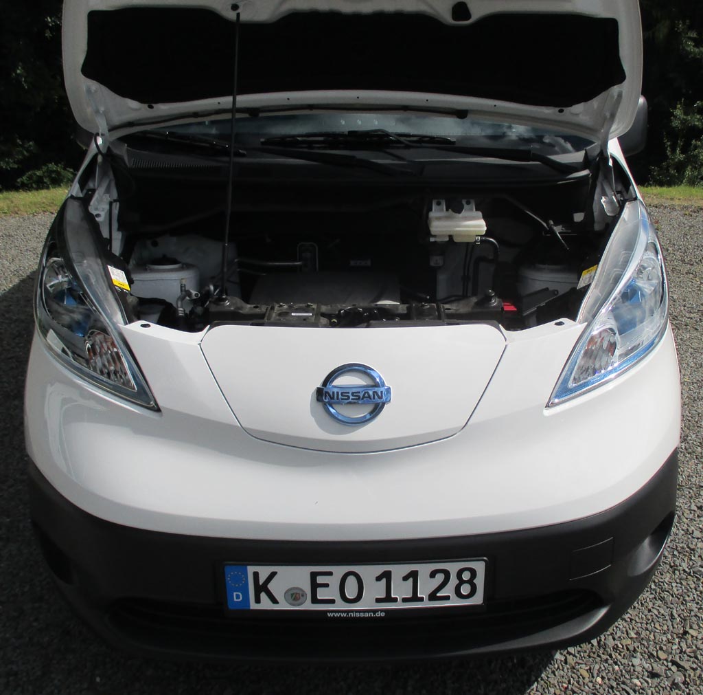 Nissan e-NV200: Blick unter die Haube auf den 109-PS-Elektromotor.