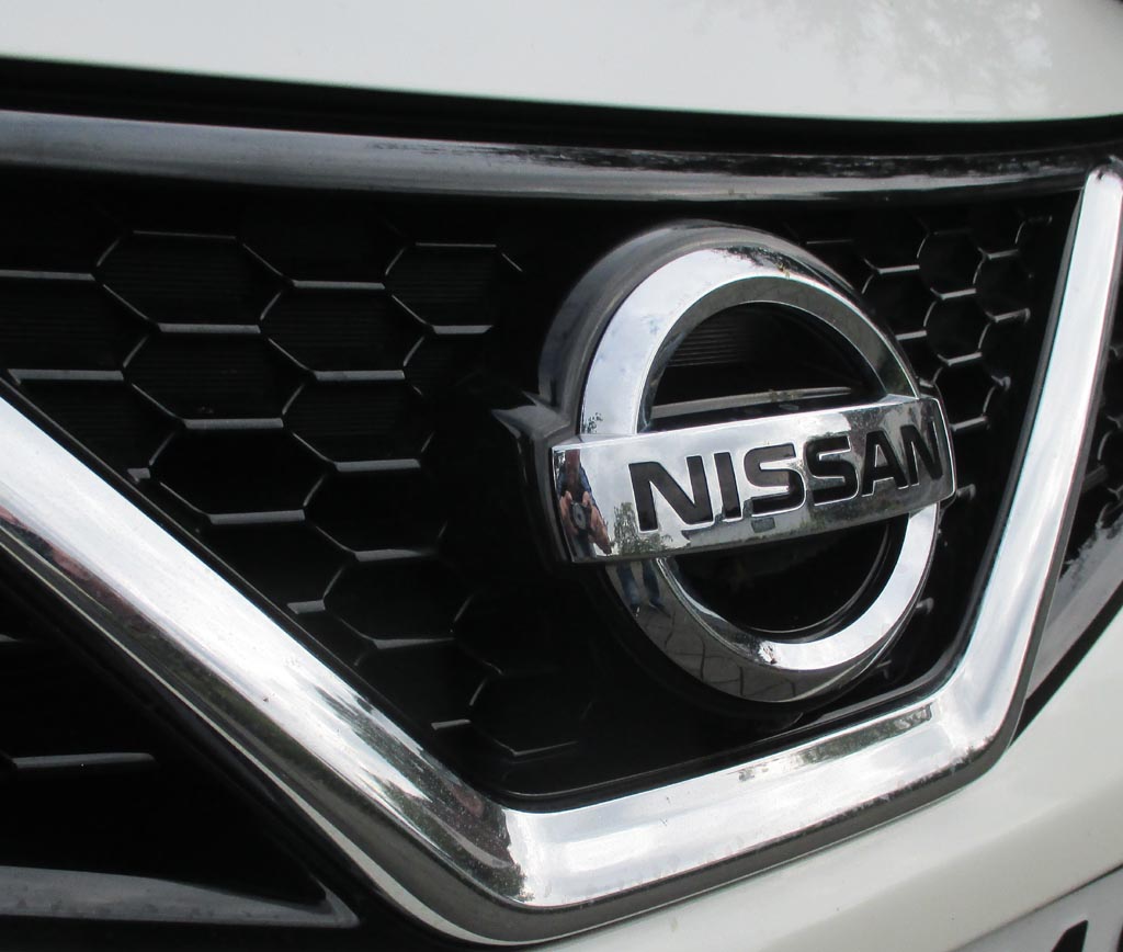 Nissan Pulsar: Das Markenlogo sitzt vorn im Kühlergrill.