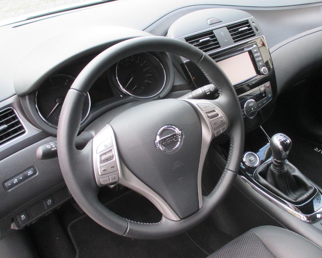 Nissan Pulsar: Blick ins recht übersichtliche Cockpit.