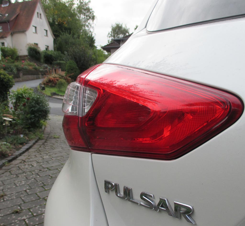 Nissan Pulsar: Moderne Leuchteinheit hinten mit Modellschriftzug.