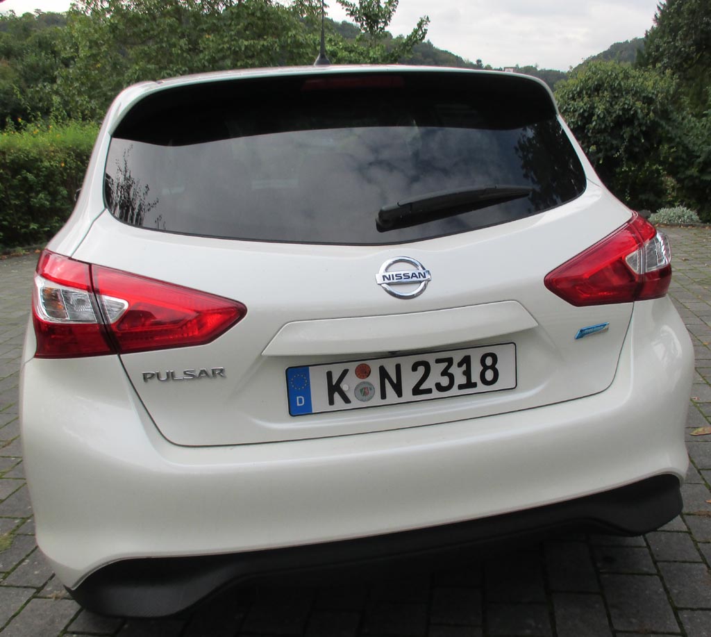 Nissan Pulsar: Heckansicht.