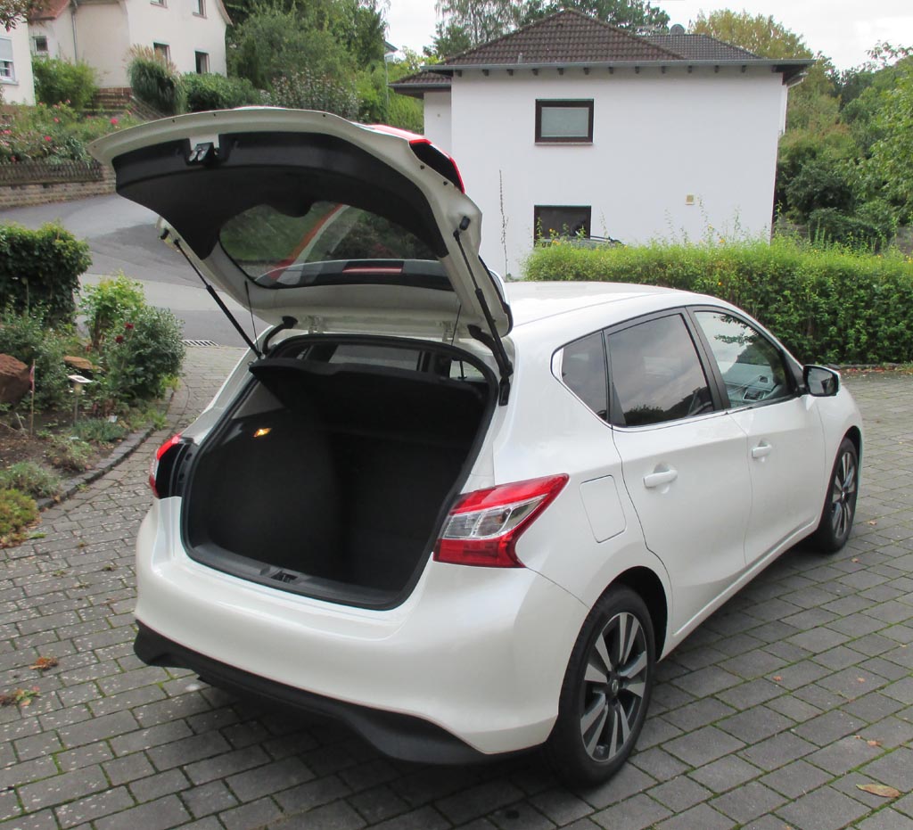 Nissan Pulsar: Das Gepäckabteil fasst 385 bis 1385 Liter