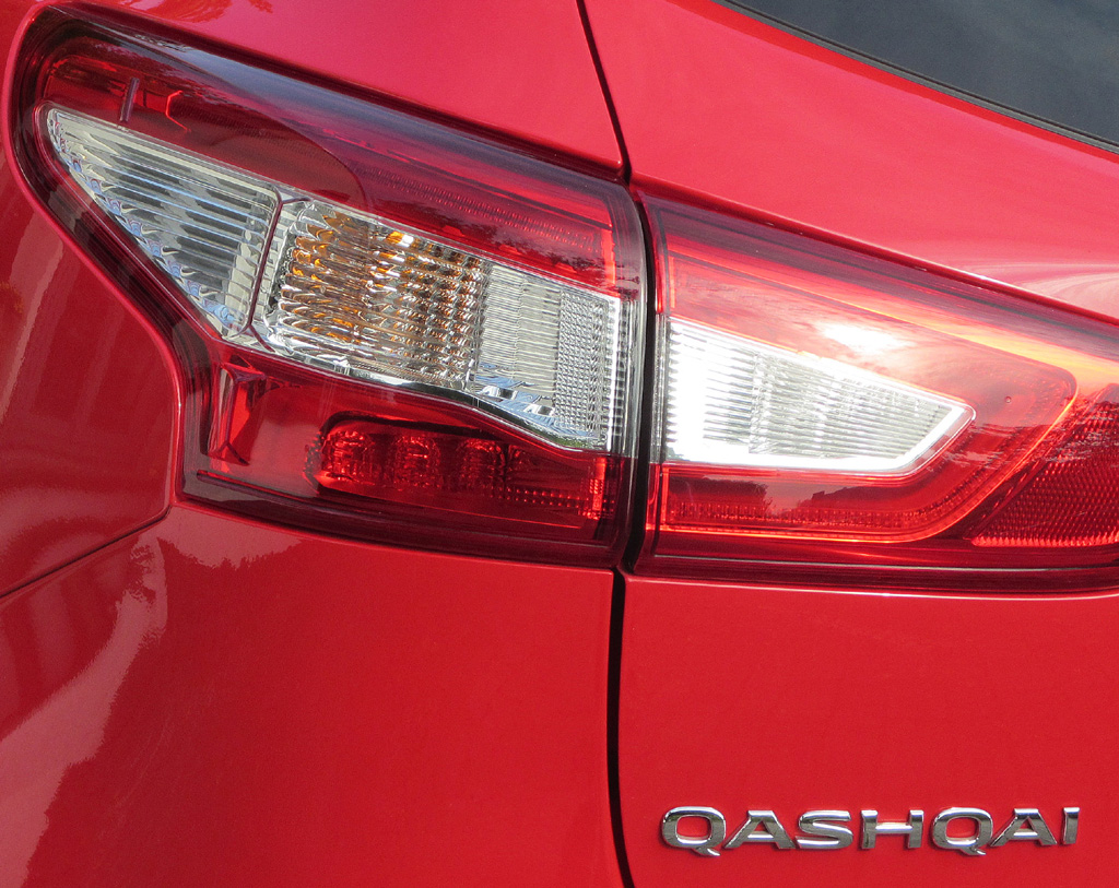 Nissan Qasqhai: Moderne Leuchteinheit hinten mit Modellschriftzug.