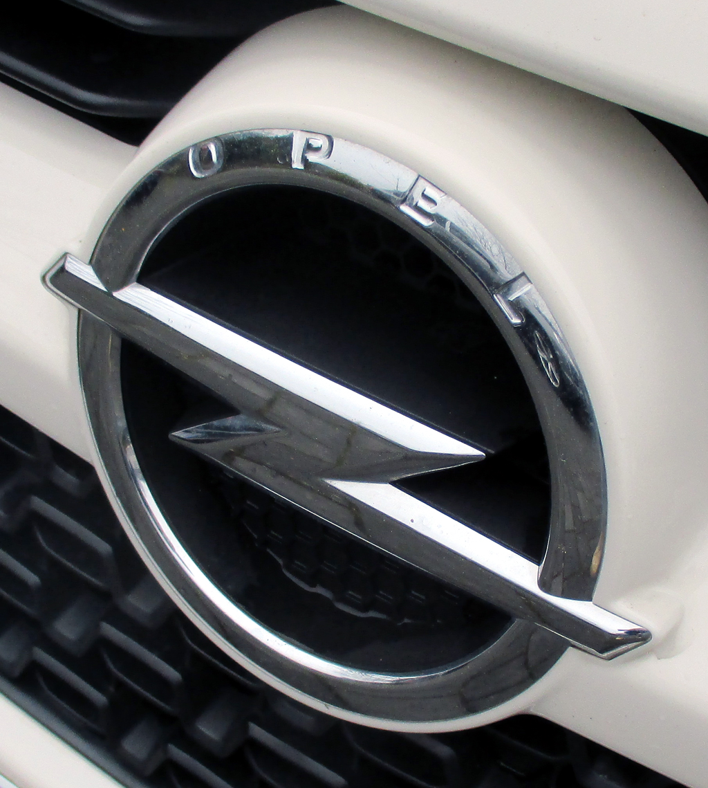 Opel Adam: Der Markenblitz sitzt vorn im Kühlergrill.