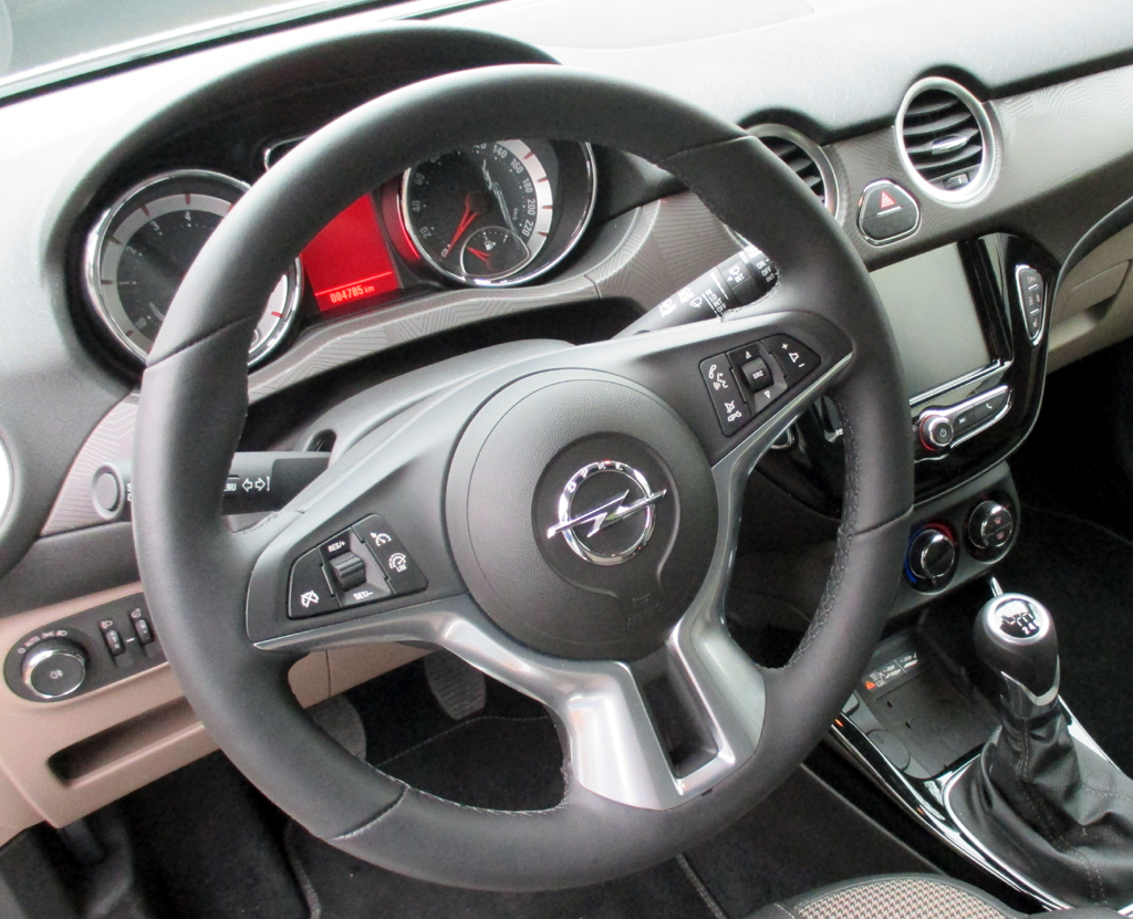 Opel Adam: Im Cockpit findet man sich schnell zurecht.