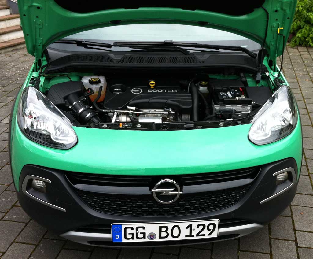 Opel Adam Rocks Unlimited: Blick unter die Haube auf den 1,0-Liter-Dreizylinder.