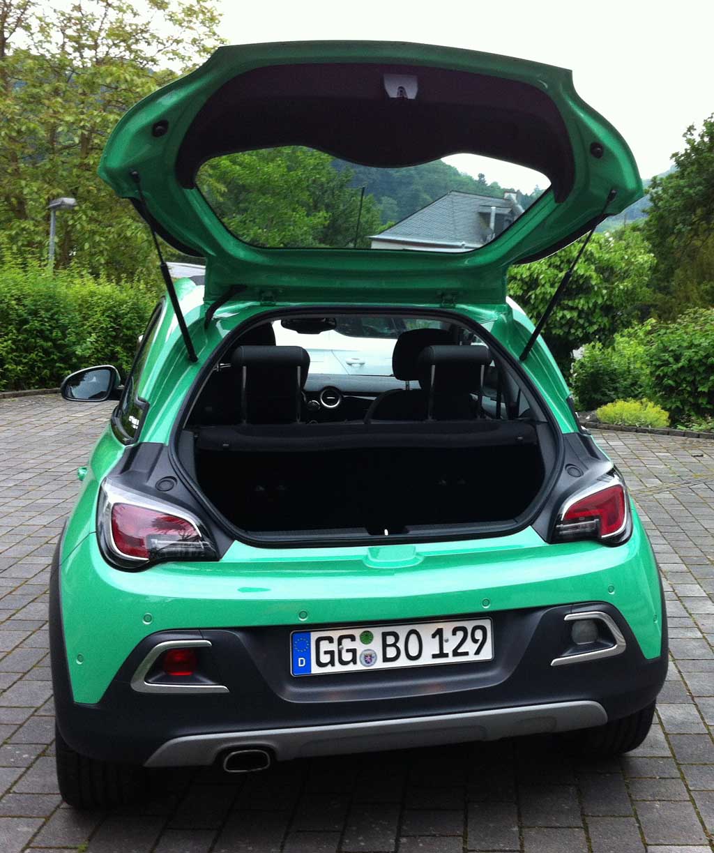 Opel Adam Rocks Unlimited; Das kleine Gepäckabteil fasst 170 bis 663 Liter.