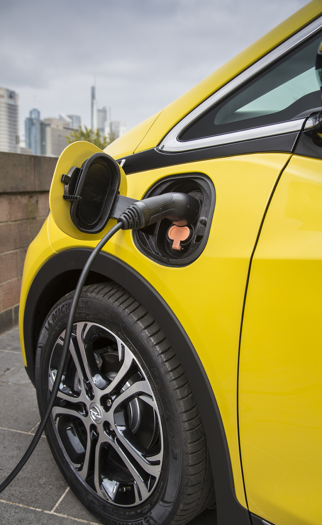 Opel Amera-e: Der Ladeanschluss befindet sich vorne links.