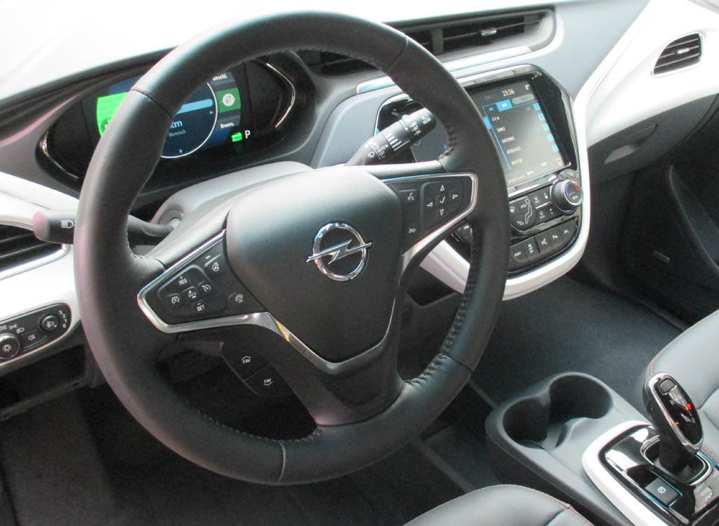 Opel Amera-e: Blick ins Cockpit mit digitalisierten Displays.