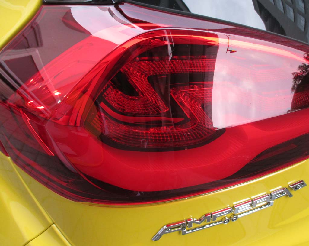 Opel Amera-e: Moderne Leuchteinheit hinten mit Modellschriftzug.