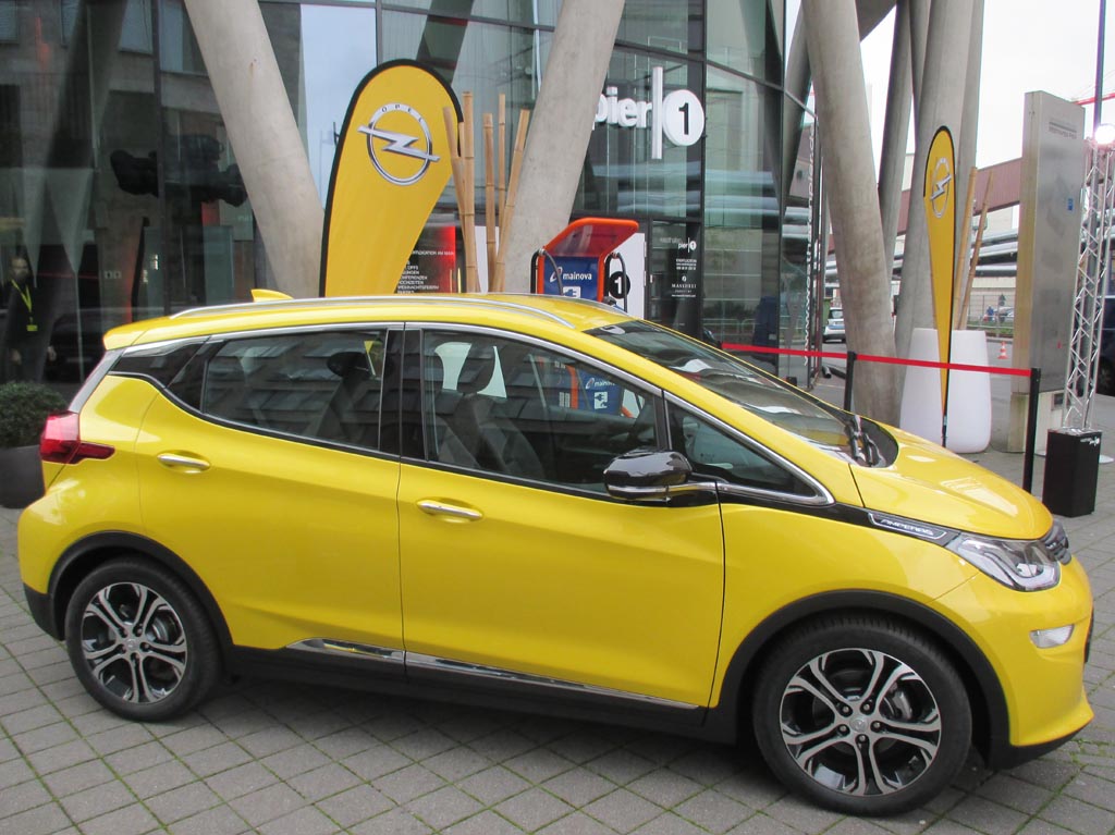 Opel Amera-e: Und so sieht der neue Stromer von der Seite aus.